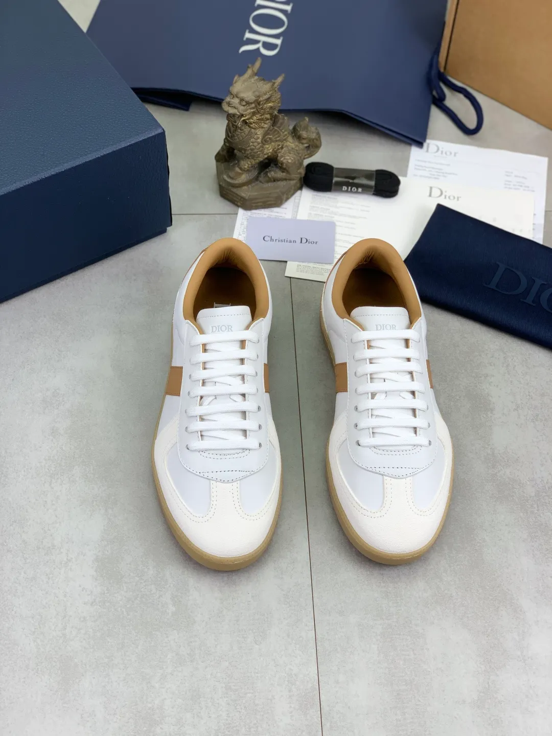 Men's men's shoes 💰P542 New Dior B01 top version of moral training shoes! ! ! White first-layer cowhide, fully oiled upper, original TPU molded outsole. New to the Fall 2025 collection, this sneaker marks the return of Dior’s classic style, reinterpreted in a stylish and elegant silhouette. Crafted from white smooth first-grain cowhide with a tonal silk sheepskin lining, it features the Dior logo on the tongue and inner sides, and a CD icon on the heel. Paired with Tpu anti-slip soles of the same color, it can be matched with various styles to create a sophisticated look.  Code number: 39-45 Complete package with airplane box